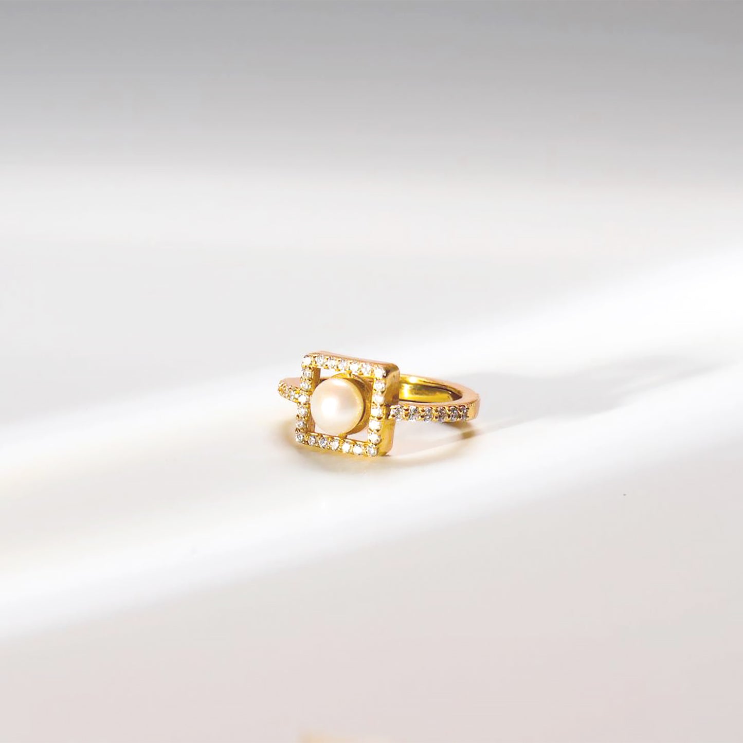 Quadrate Pearl Ring